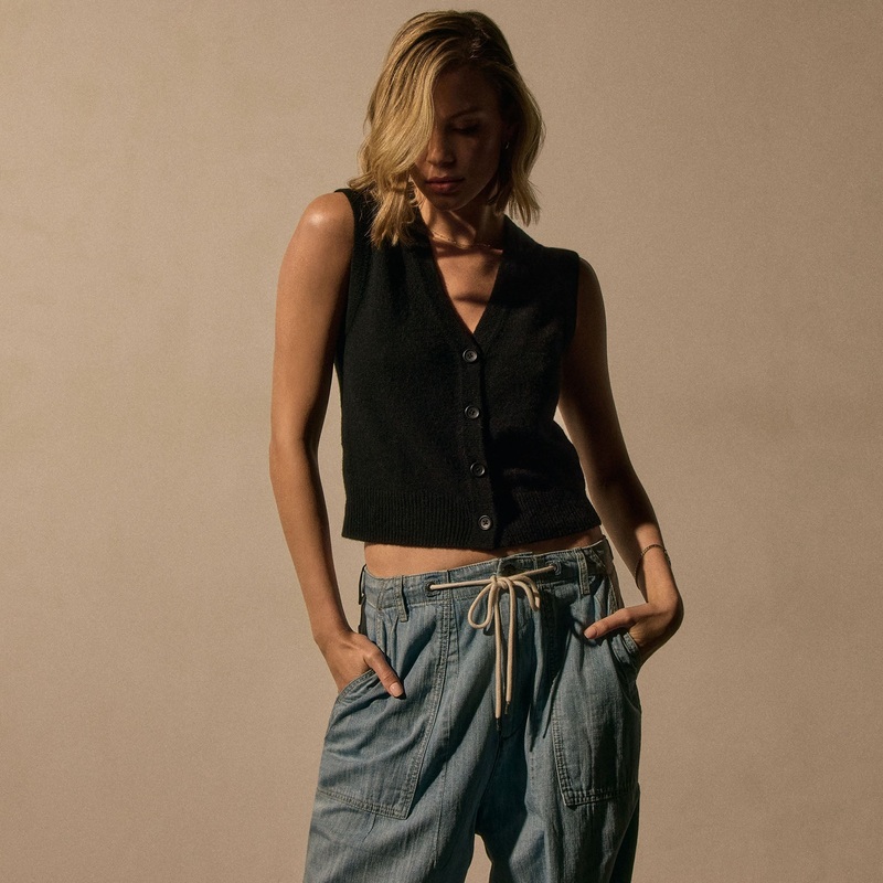 Soft Featherweight Cashmere Vest – Black